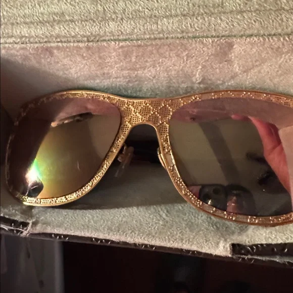 Gucci Textured Brown Sunglasses - Picture 2 of 5